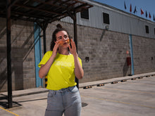 Charger l'image dans la galerie, KH.CO Néon - T-Shirt Femme Jaune Mannequin